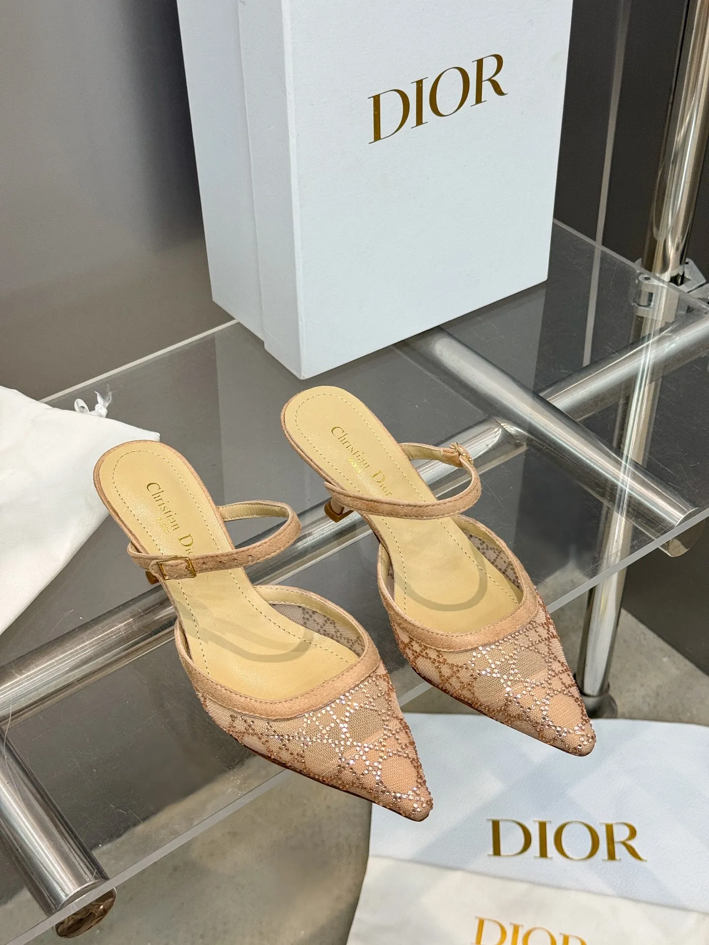 👟👟Ex-factory price 580👟👟 Dior 2025 spring and summer catwalk new style bling...bling...crystal shoes Capture series high-heeled women's shoes Star-same rhinestone square toe cannage pattern cat heel slip-on sandals The top high-end version on the market Exclusive sale Material: Original custom mesh inlaid with hot Australian rhinestones + water-dyed sheepskin feet + original molded hardware buckles + Italian leather outsole Heel height: 6.5CM/9.5CM size: 34-43 (34.40.41.42.43. Customized, non-refundable)